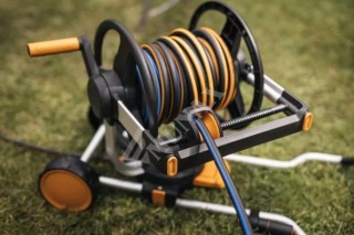 Cărucior manual pentru furtun Fiskars XL