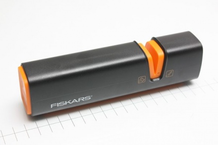 DISP. ASCUTIRE TOPOARE SI CUTITE FISKARS