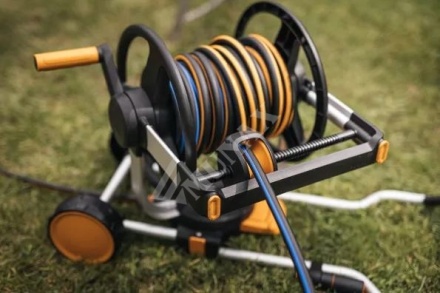 Cărucior manual pentru furtun Fiskars XL